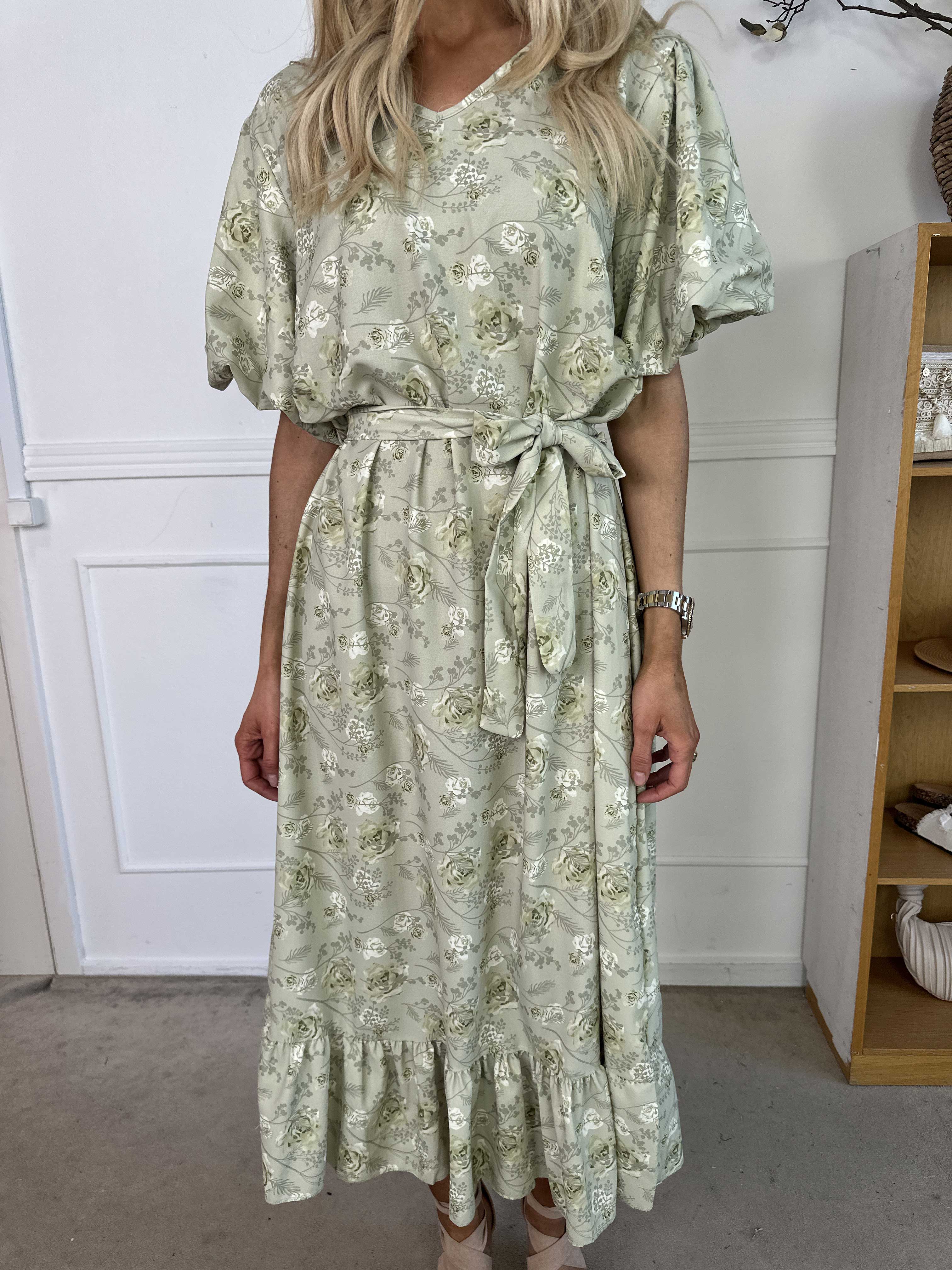 Sakira - Söt blommig klänning med puffärmar